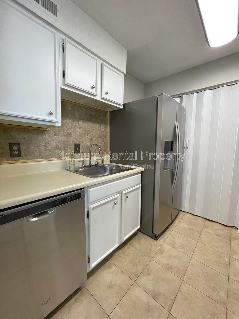 Fantastic 2-bedroom condo in gated community in convenient Marietta location by Platinum Property Managment Services, Inc. property image