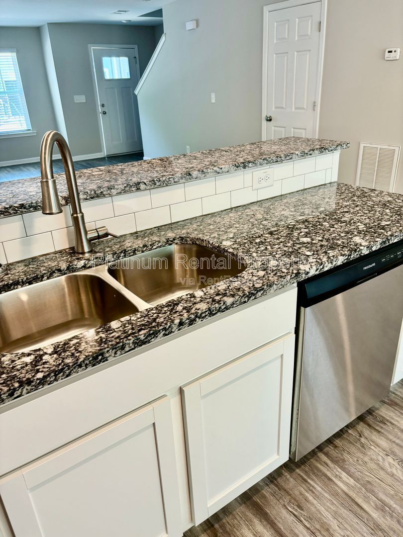 3 bedroom Union City Townhome for Rent by Platinum Property Management Services, Inc. property image