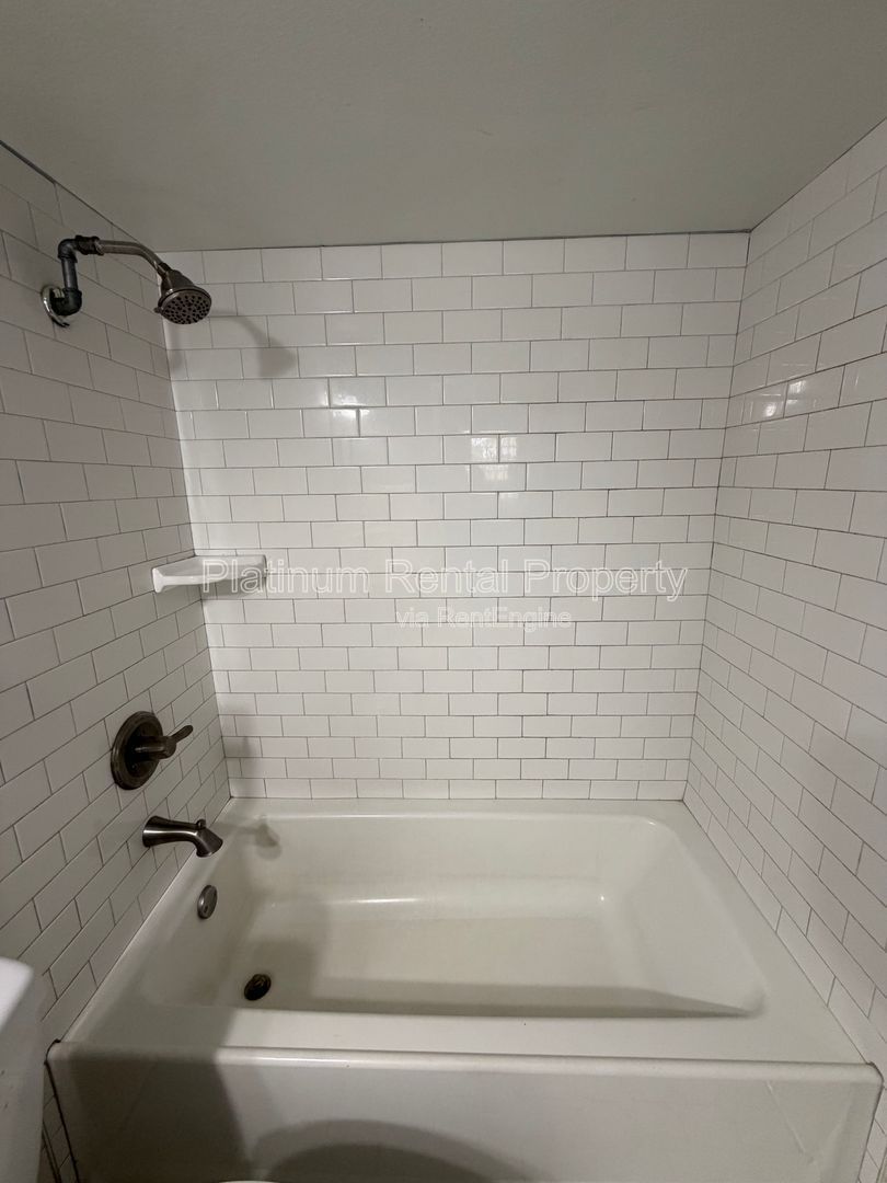 Well maintained 2 bedroom unit in Monroe for rent by Platinum Property Management Services, Inc. property image