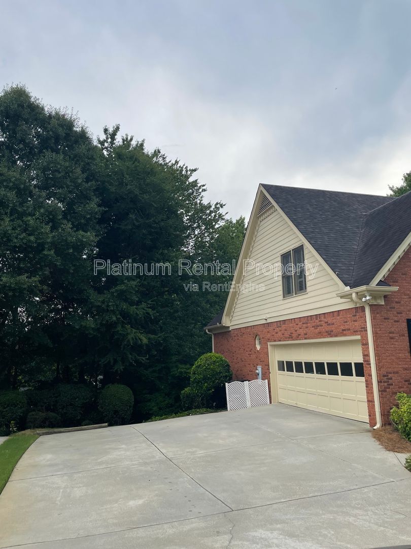 Stunning & exquisite 5 bedroom home on fully finished basement by Platinum Property Management Services, Inc. property image