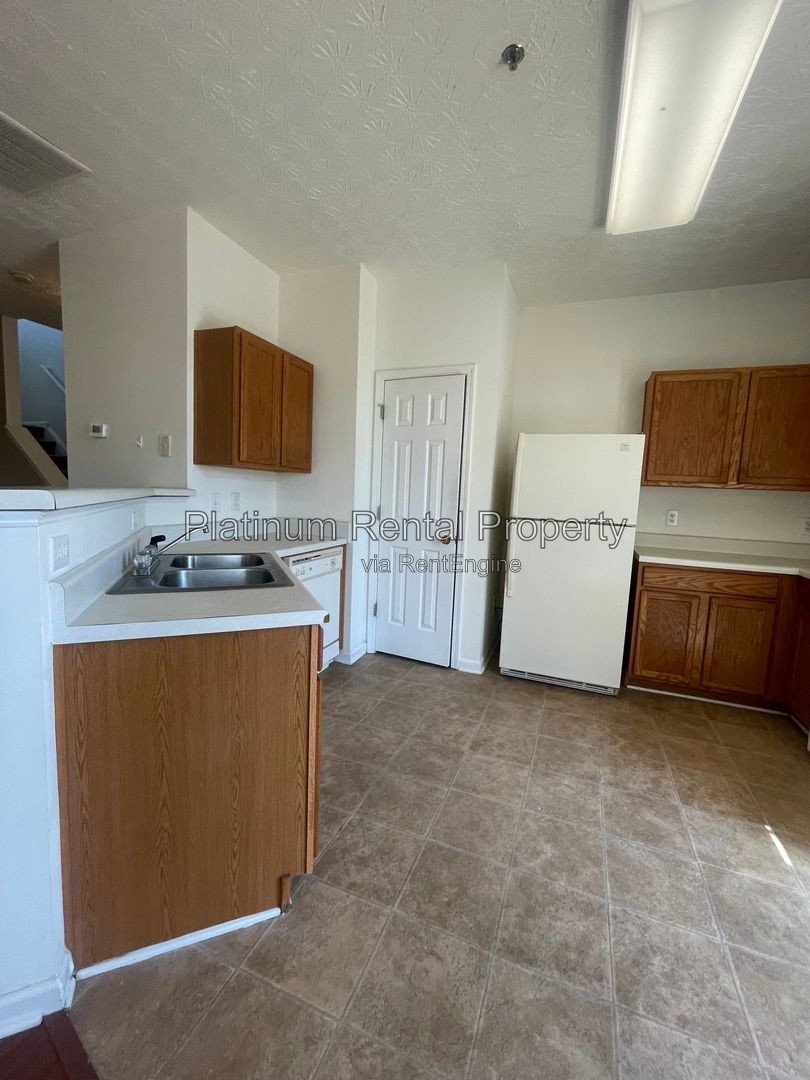 Fabulous 3 bedroom townhome in sought after Village at Weatherstone by Platinum Property Management Services, Inc. property image