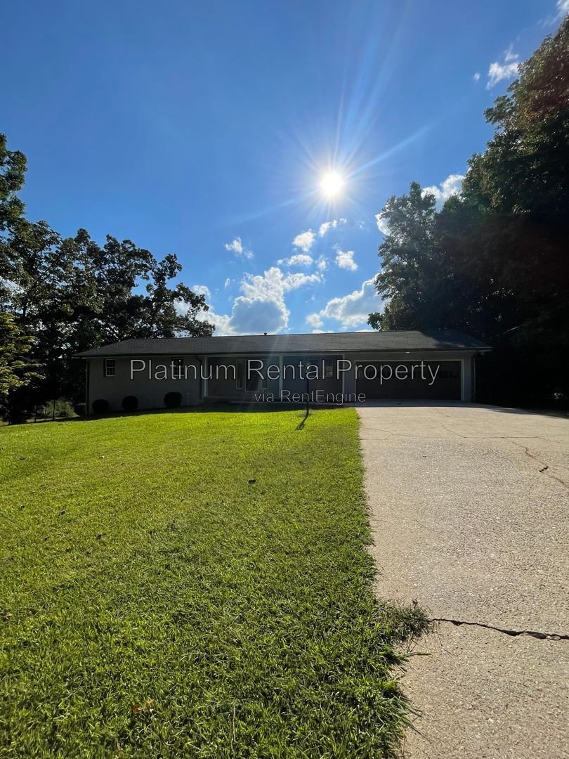 Spectacular, sprawling 5 bedroom ranch home on finished basement in prime Suwanee location, by Platinum Property Management Services, Inc. property image