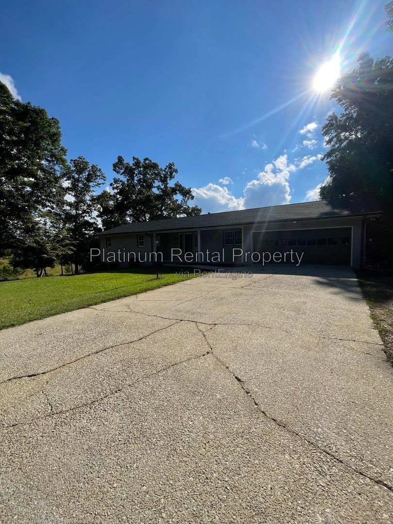 Spectacular, sprawling 5 bedroom ranch home on finished basement in prime Suwanee location, by Platinum Property Management Services, Inc. property image