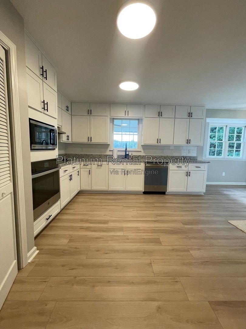 Spectacular, sprawling 5 bedroom ranch home on finished basement in prime Suwanee location, by Platinum Property Management Services, Inc. property image