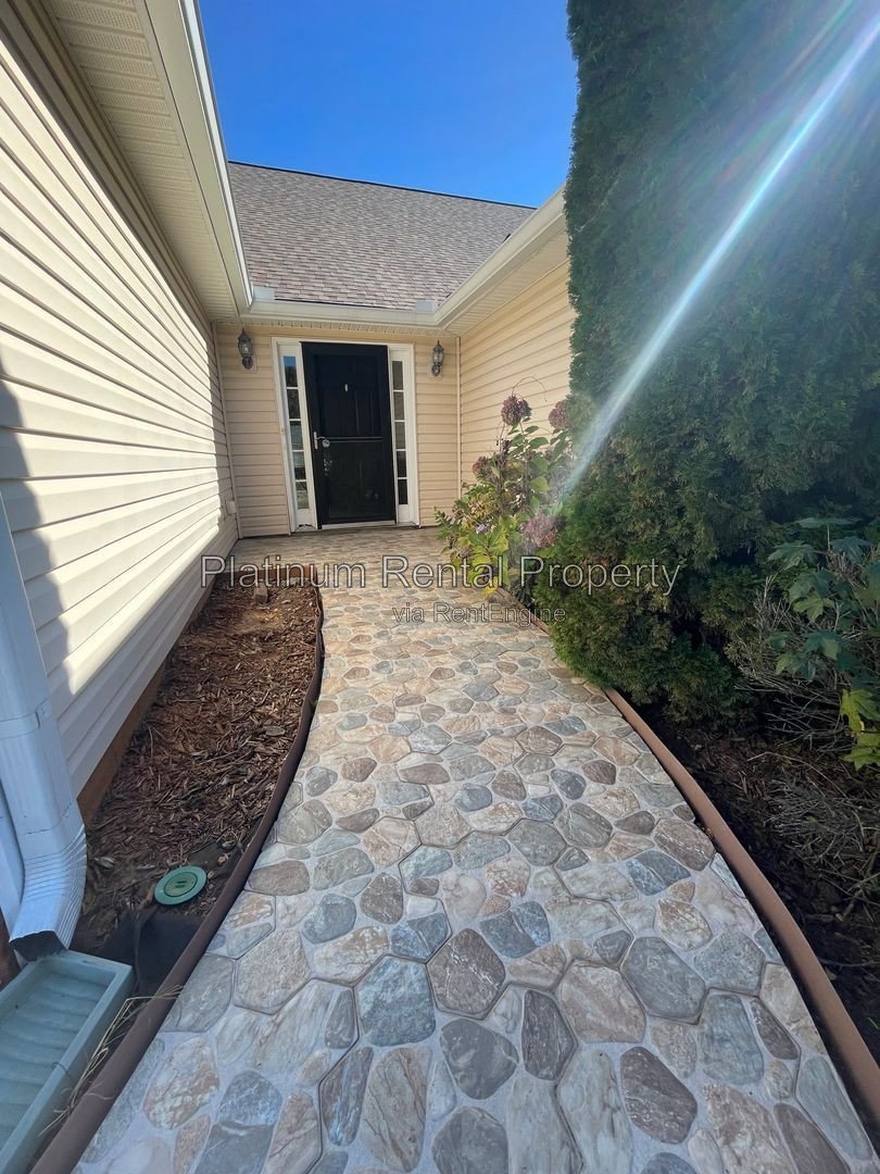 Fabulous, 3 bedroom ranch in desirable Dallas community by Platinum Property Management Services, Inc. property image