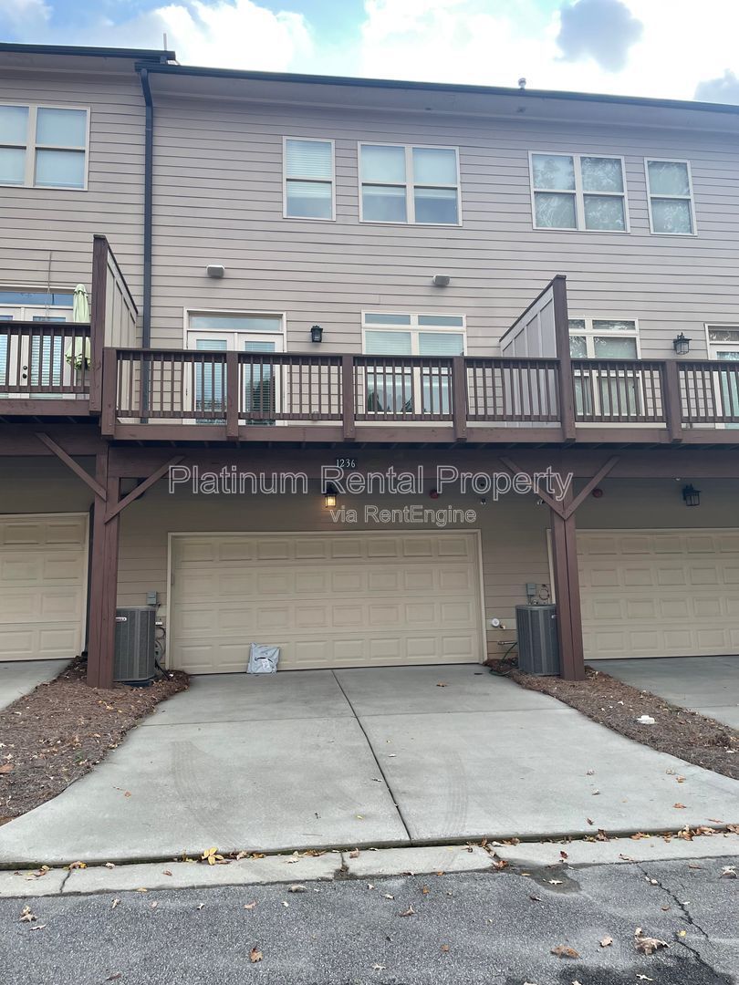 Fabulous, three-bedroom townhome in prime Smyrna/Vinings location by Platinum Property Management Services, Inc. property image