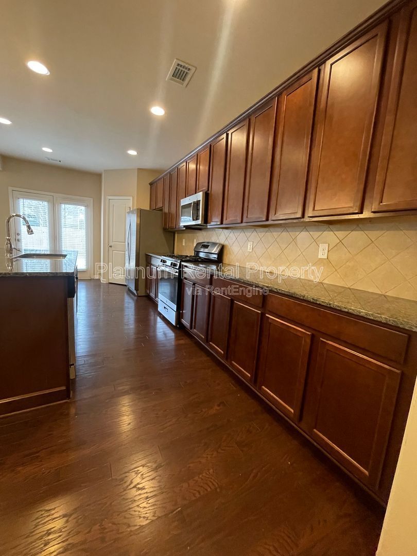 Immaculate, 5-bedroom, executive home in highly sought after Bridgetowne community by Platinum Property Management Services, Inc. property image