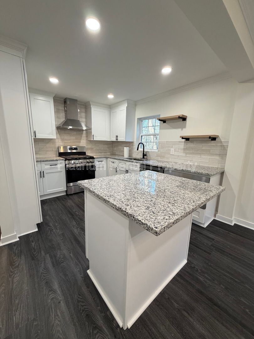 Adorable UPDATED 2 bedroom home near Downtown Cumming by Platinum Property Management Services, Inc. property image