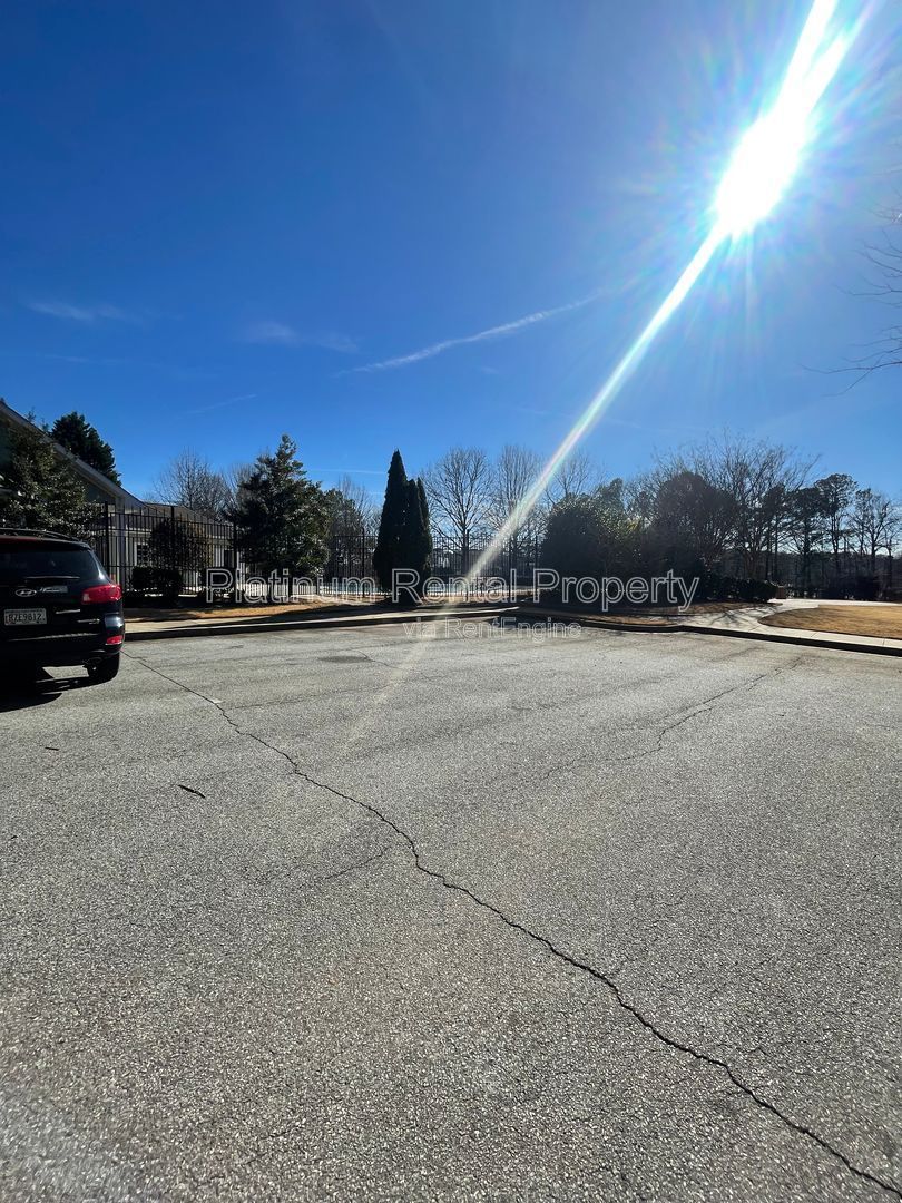 Amazing one bedroom condo in south Fulton, available NOW, but Platinum Property Management Services, Inc. property image