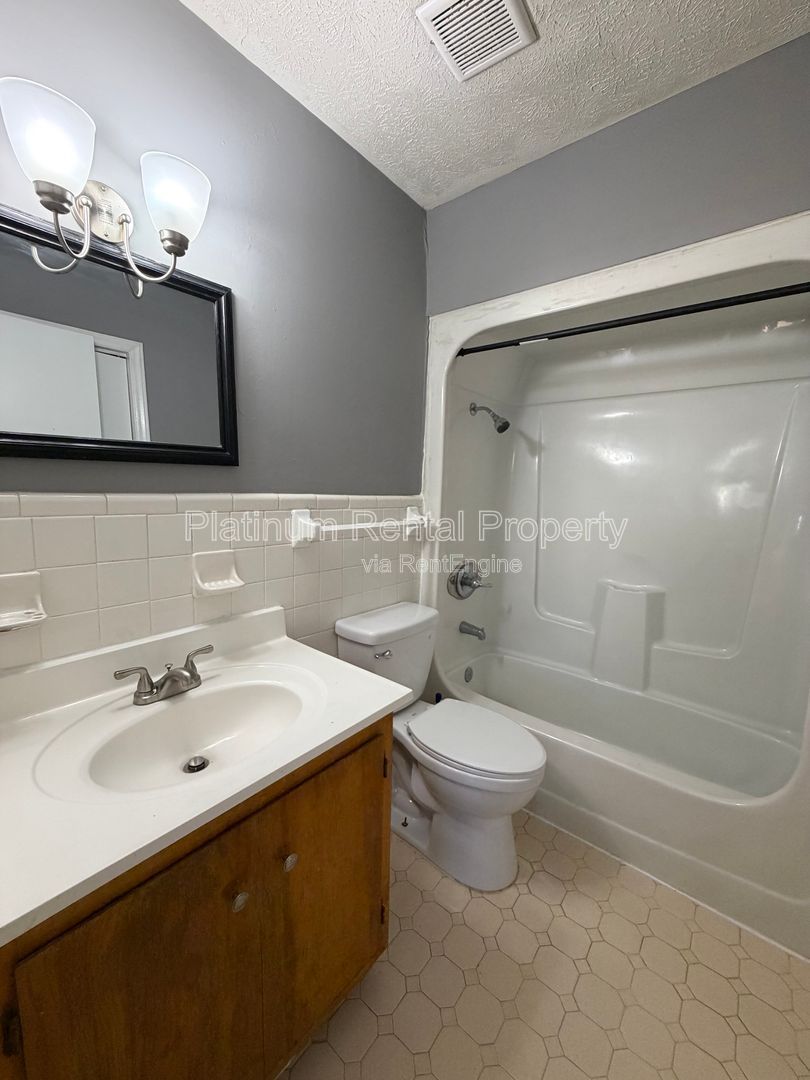 Well maintained 2 bedroom unit in Monroe for rent by Platinum Property Management Services, Inc. property image