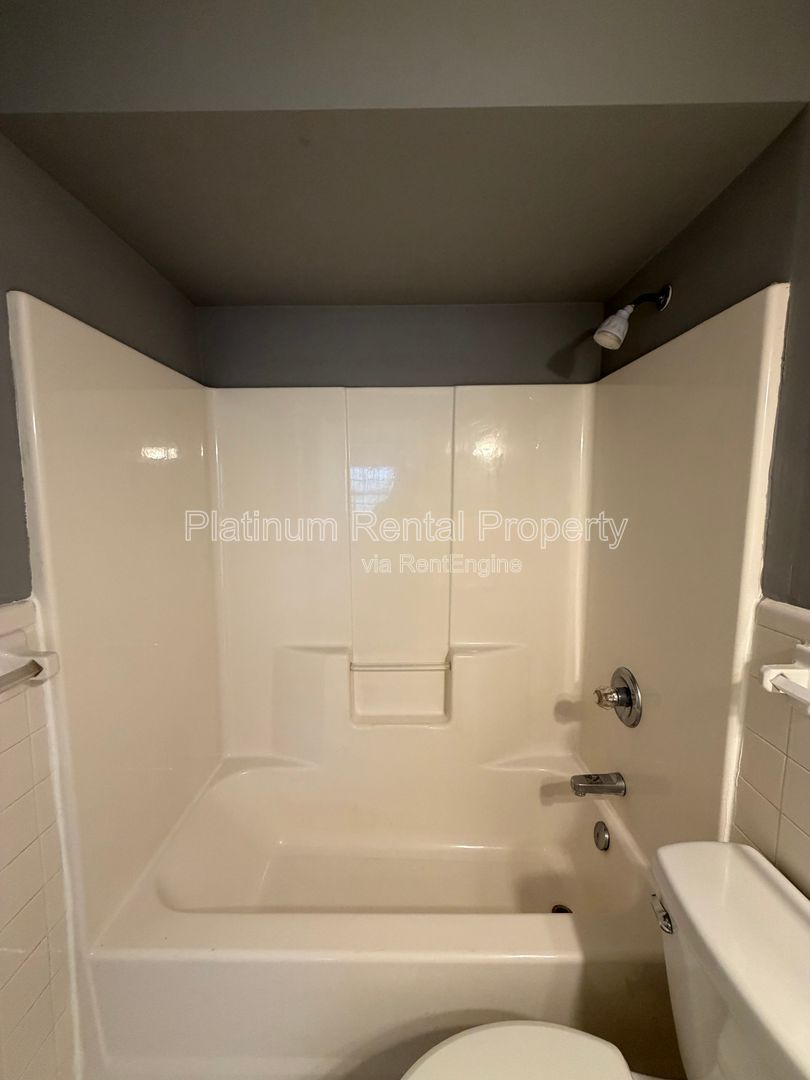 Well maintained 2 bedroom unit in Monroe for rent by Platinum Property Management Services, Inc. property image