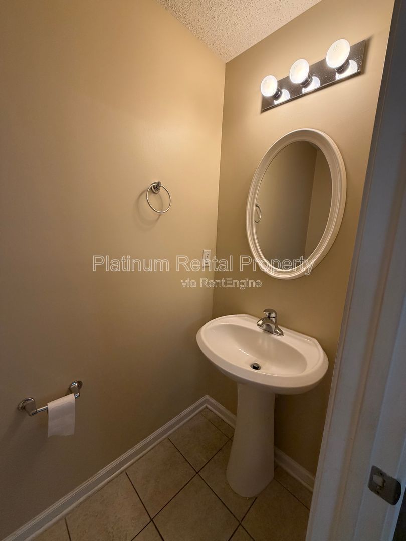2 Bedroom, 2.5 Bathroom END unit townhome in Atlanta for rent by Platinum Property Management Services, Inc. property image